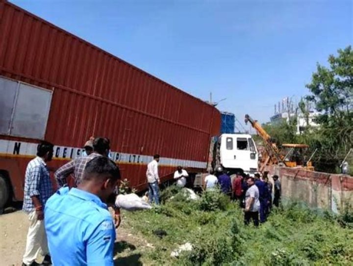 
11 killed in Vadodara as truck collides with autorickshaw 