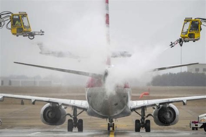 
Flights canceled, at least 2 dead as ice storm freezes US 