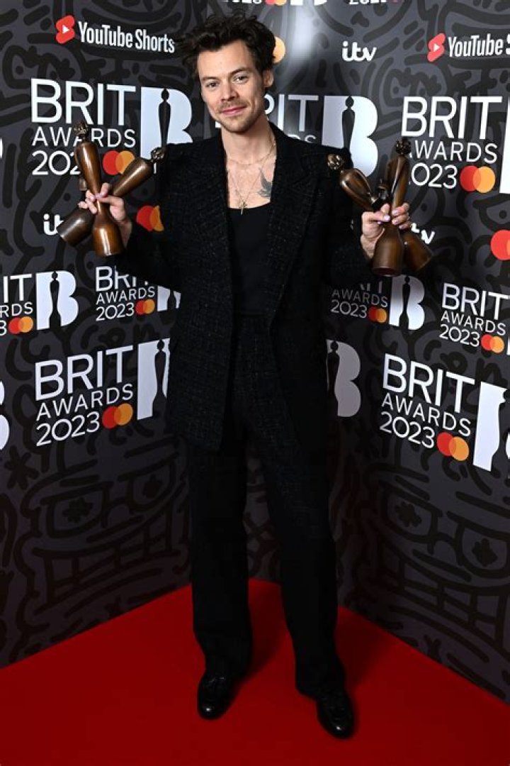 
Harry Styles Wins Artist of Year at 2023 Brit Awards: From One Direction to a Movement! 