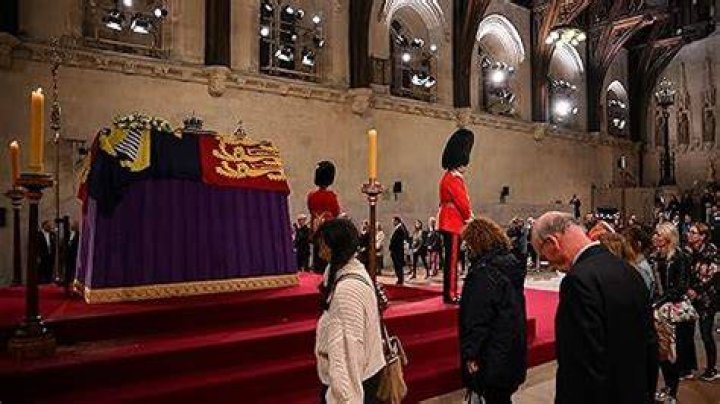 
Man Arrested After Rushing Queen Elizabeth’s Coffin Lying In State And Lifting Royal Standard 