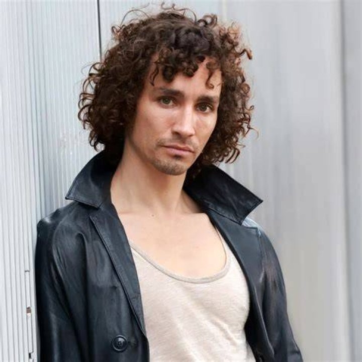 
Robert Sheehan Height, Weight, Net Worth, Age, Birthday, Wikipedia, Who, Nationality, Biography 